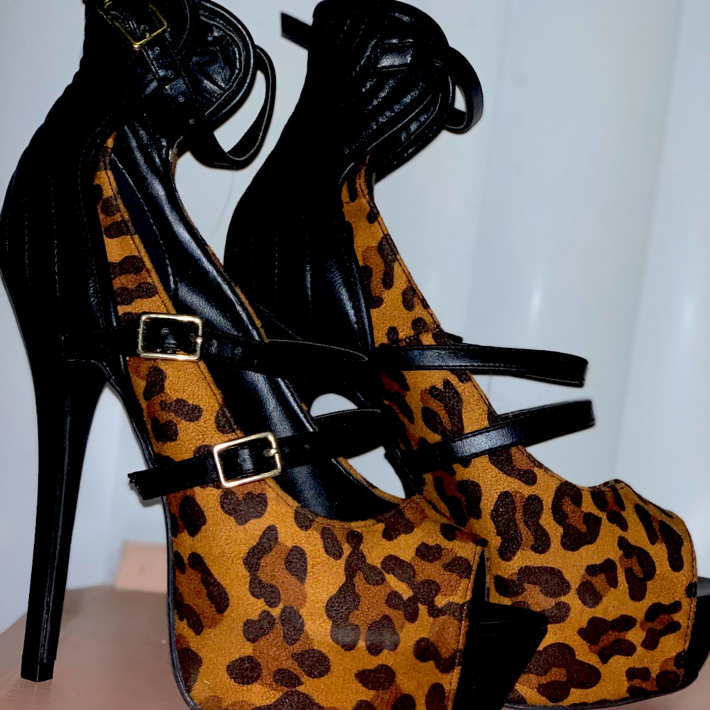 Women’s size 7.5 leopard print heels